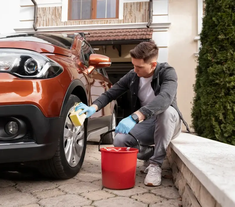 Lavage auto à domicile Marigny-en-Orxois : professionnel intervenant sur un véhicule
